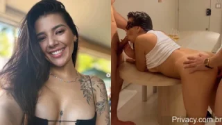 Casada safada Miss Scarlett  transando com dois homens