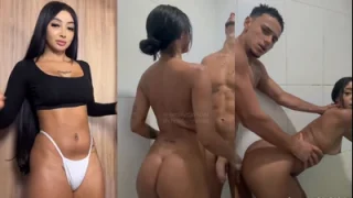 Ninfeta Jamilly Carvalho sendo macetada no banho pelo novinho dotado