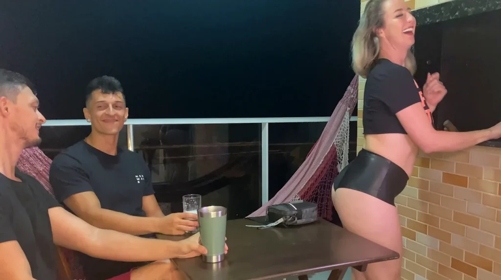 amigo olhando a mulher do corno